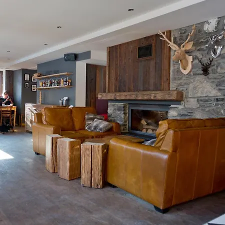 Hideout Lodge *